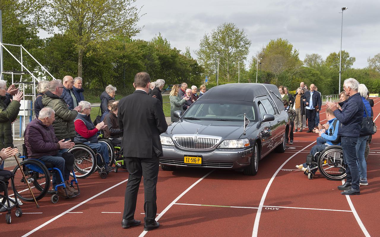Applaus voor de vorige week overleden Teun Tol, tijdens zijn laatste ronde over de atletiekbaan in Emmen.
