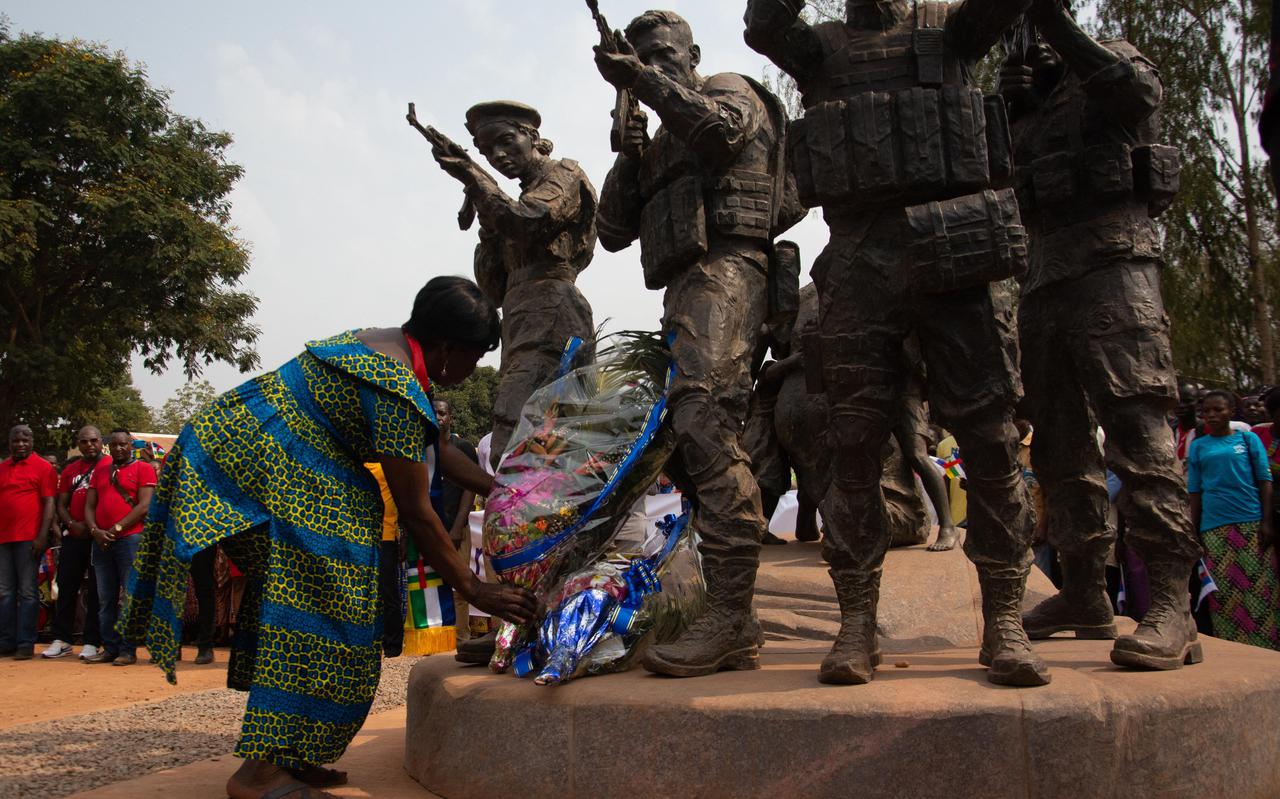 Een vrouw legt bloemen in Bangui in de Centraal-Afrikaanse Republiek bij een monument voor eigen en Russische soldaten die de bevolking ’beschermen’.