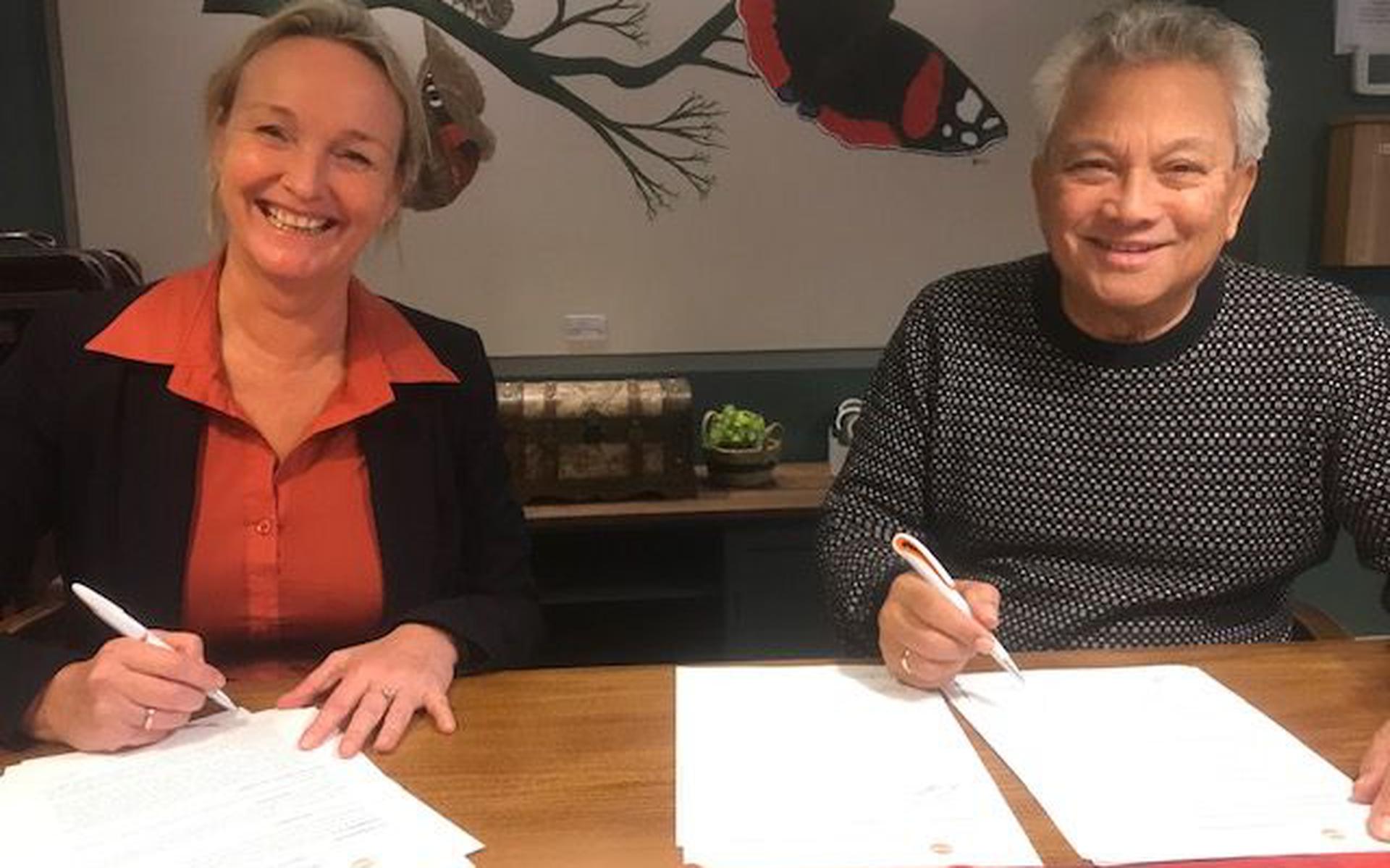 Het contract wordt ondertekend door directeur Joan Jonkers van AtHomeFirst (links) en voorzitter Ruud van Haren van De Cocon.