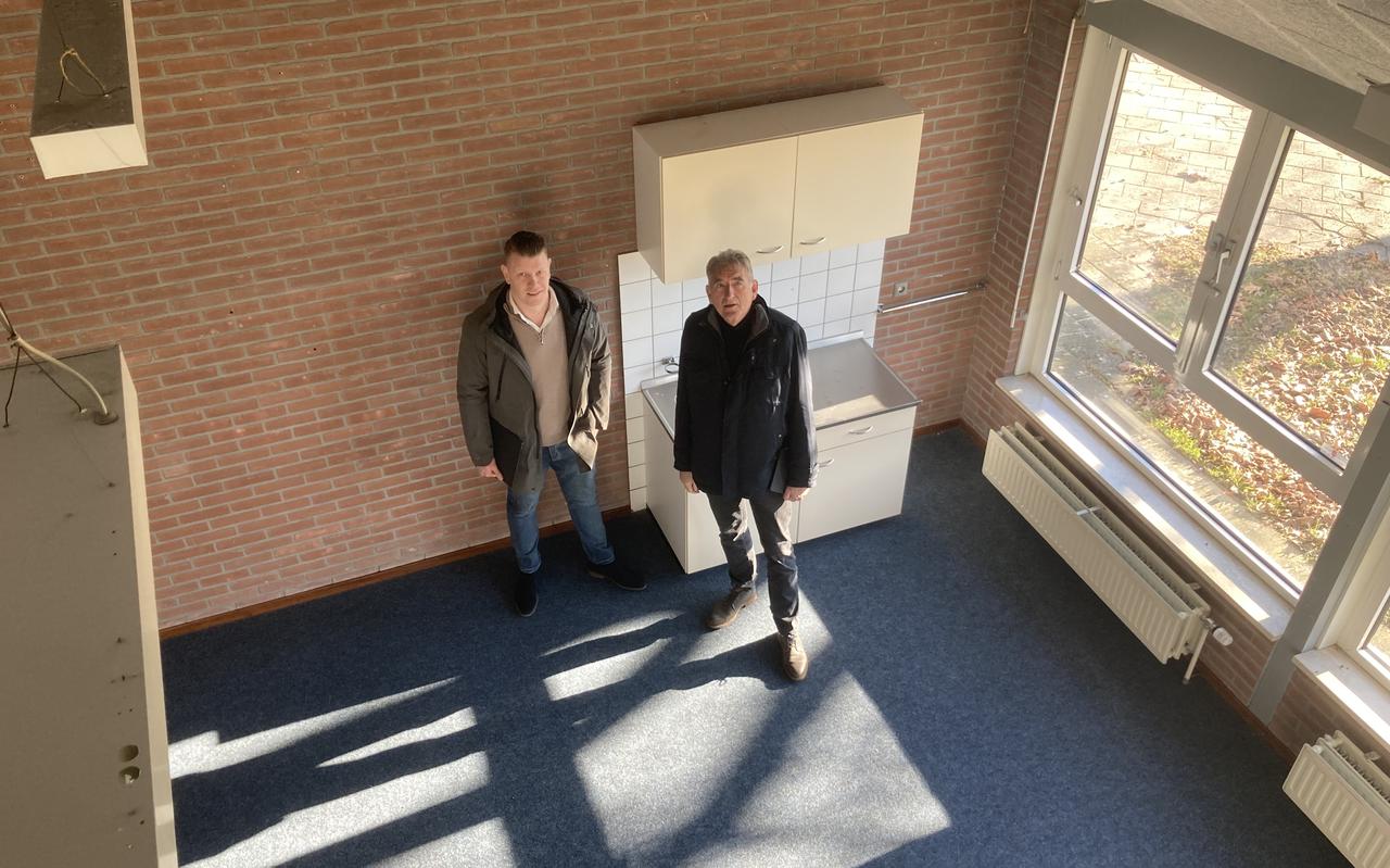 Arjan Berends (links) met wethouder Jisse Otter. Berends is de nieuwe eigenaar van de leegstaande basisschool De Praom in Zwartemeer.