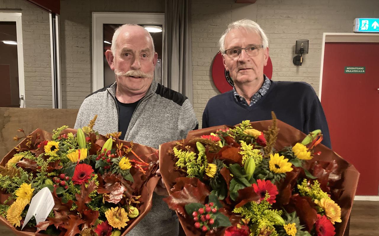 Wim Lugers (links) en Jaap Setz, de vertrekkend voorzitter en secretaris van Plaatselijk Belang Zandpol. 