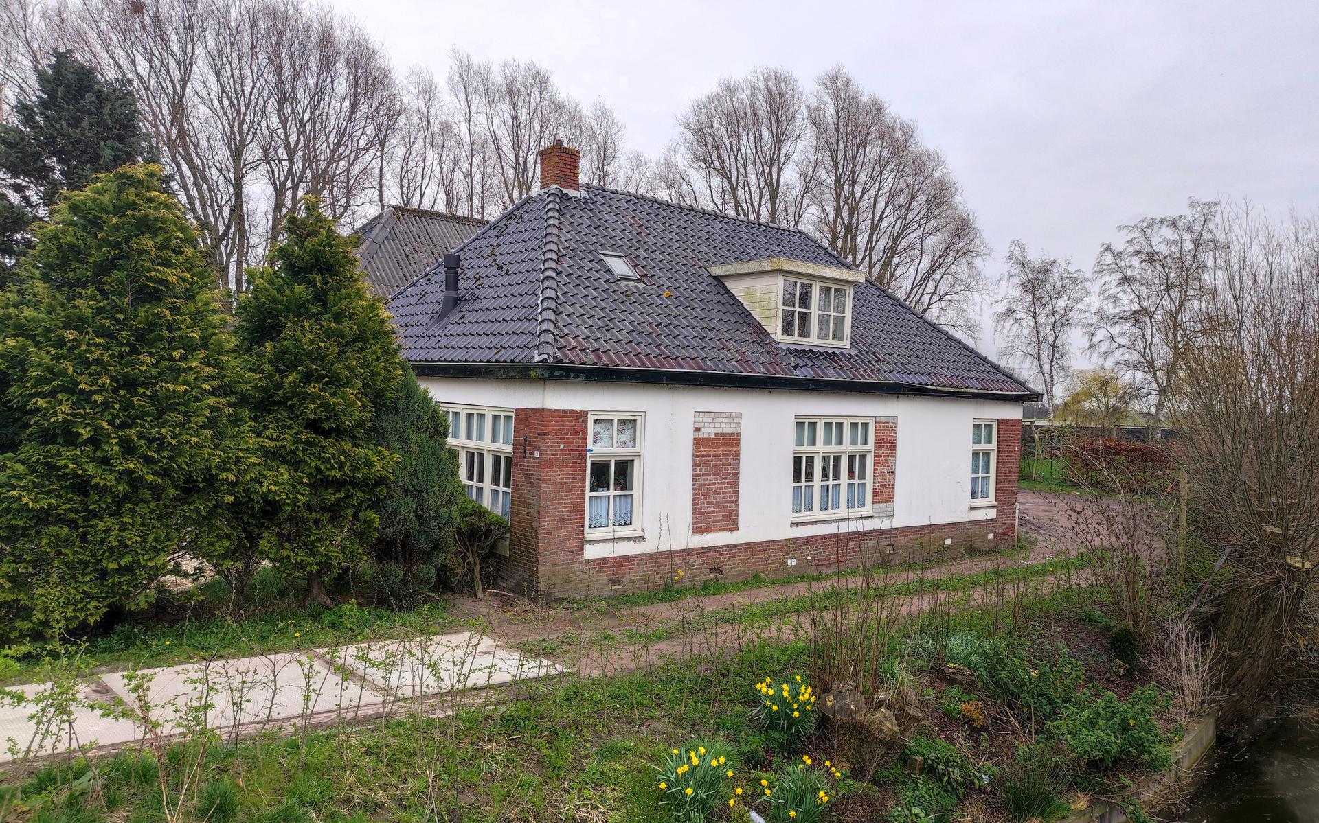 In de schuur naast het huis in Oosterwijtwerd werd de hennepkwekerij aangetroffen.