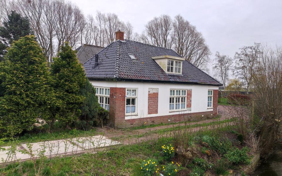 In de schuur naast het huis in Oosterwijtwerd werd de hennepkwekerij aangetroffen.