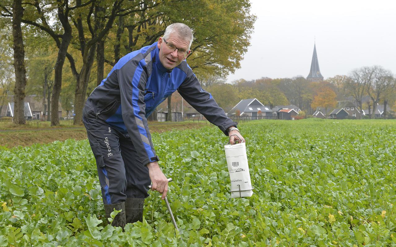 Al 34 jaar neemt Wim Scholten bodemmonsters voor analyse.