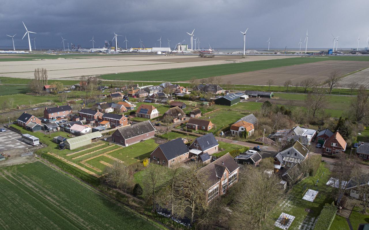 De Oostpolder tussen Oudeschip (voorgrond) en de Eemshaven wordt bij het havengebied getrokken. Veel meer boeren dan verwacht, bieden daarvoor hun land te koop.
