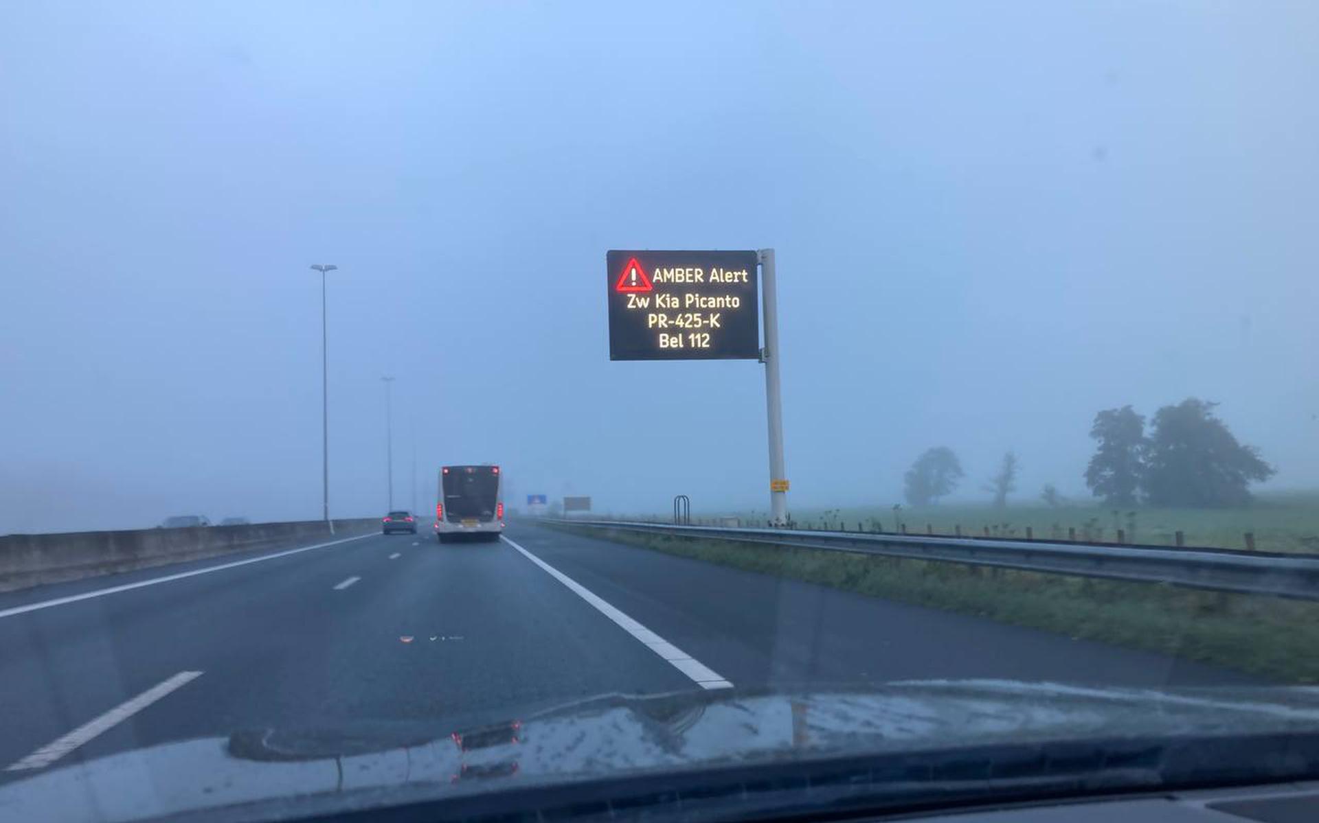 Het amber alert wordt ook getoond op dit matrixbord langs de A28, tussen De Punt en Haren in de richting van Groningen.