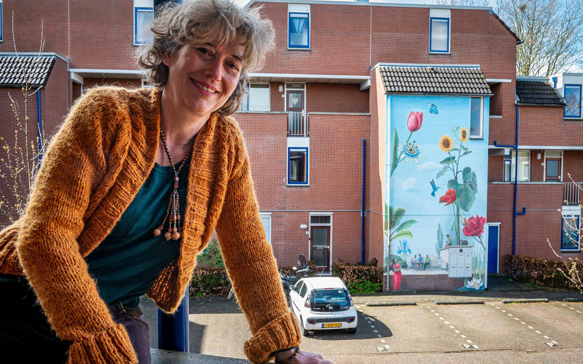 Catharina Nieuwenhout schilderde wekenlang in dertig graden aan de muurschildering. 'Ik moest steeds uitmikken waar schaduw en zon was'.