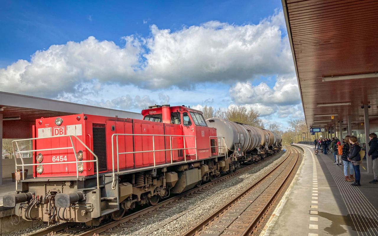 Het giftige en explosieve aardgascondensaat uit Roodeschool wordt wekelijks per trein naar verwerkingsplekken elders in Nederland vervoerd. Hier passeert de trein het Noorderstation in Groningen. Het giftige en explosieve aardgascondensaat uit Roodeschool wordt wekelijks per trein naar verwerkingsplekken elders in Nederland vervoerd. Hier passeert de trein het Noorderstation in Groningen.