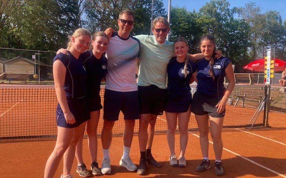 Het team van TC Bargeres, kort na de laatste wedstrijd. Van links naar rechts Roosje de Groot, Eva Aberson, trainer-coach Jeroen Heinhuis, trainer-coach Ruud koning, Celeste Bergsma en Elida Sarigul.