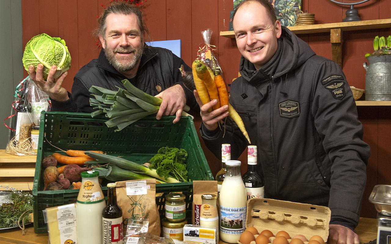 Boerderijwinkels richten zich massaal op de kerstmaaltijd. Kok Jan Willem Vrieling (l) uit Orvelte en boer Niels Nijboer uit Zuidveld bedachten zelfs een driegangenmenu van lokale, Drentse producten. 