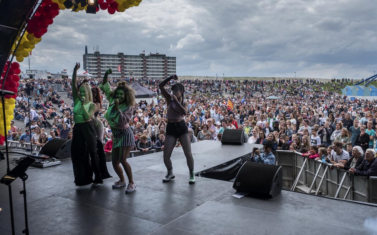 Een archieffoto uit 2017 van de Pinksterfeesten in Delfzijl, hier nog met de inmiddels gesloopte Vennenflat op de achtergrond. Op het podium staat GRLBND. Een archieffoto uit 2017 van de Pinksterfeesten in Delfzijl, hier nog met de inmiddels gesloopte Vennenflat op de achtergrond. Op het podium staat GRLBND.