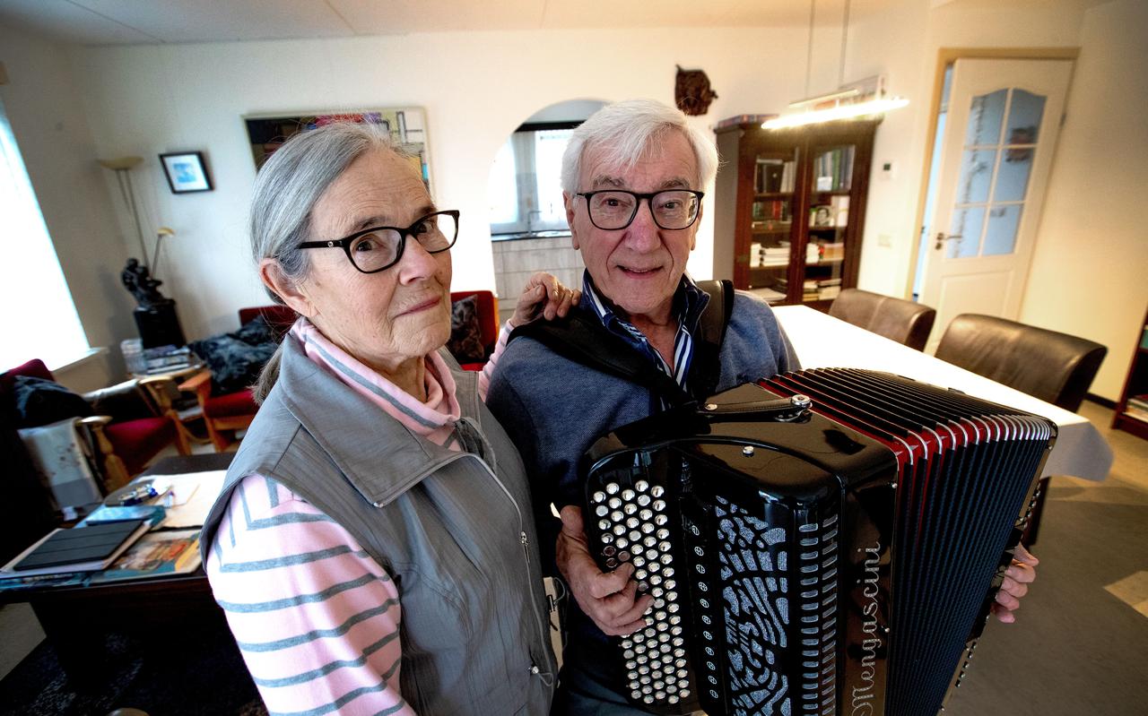 Jac Puts, met naast zich Jeanne, speelt thuis zelf nog geregeld op zijn accordeon.