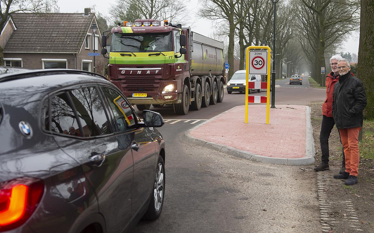 Onder meer de nieuwe wegversmalling maakt de Melkweg in Klijndijk volgens omwonenden onveilig. Onder meer de nieuwe wegversmalling maakt de Melkweg in Klijndijk volgens omwonenden onveilig.