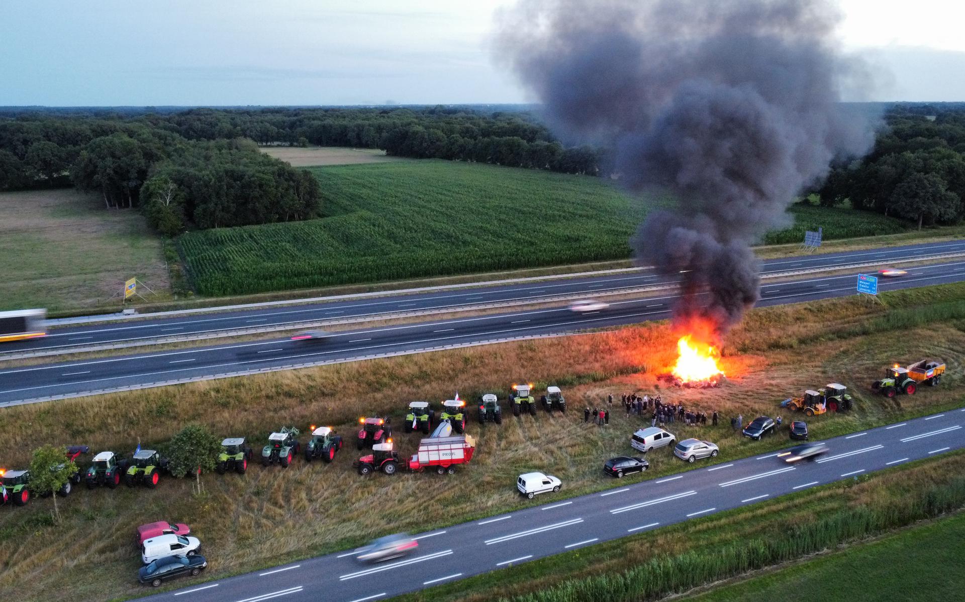 Roadside fire along A28 towards Meppel.  Farmers set hay on fire, fire brigade refrains from extinguishing