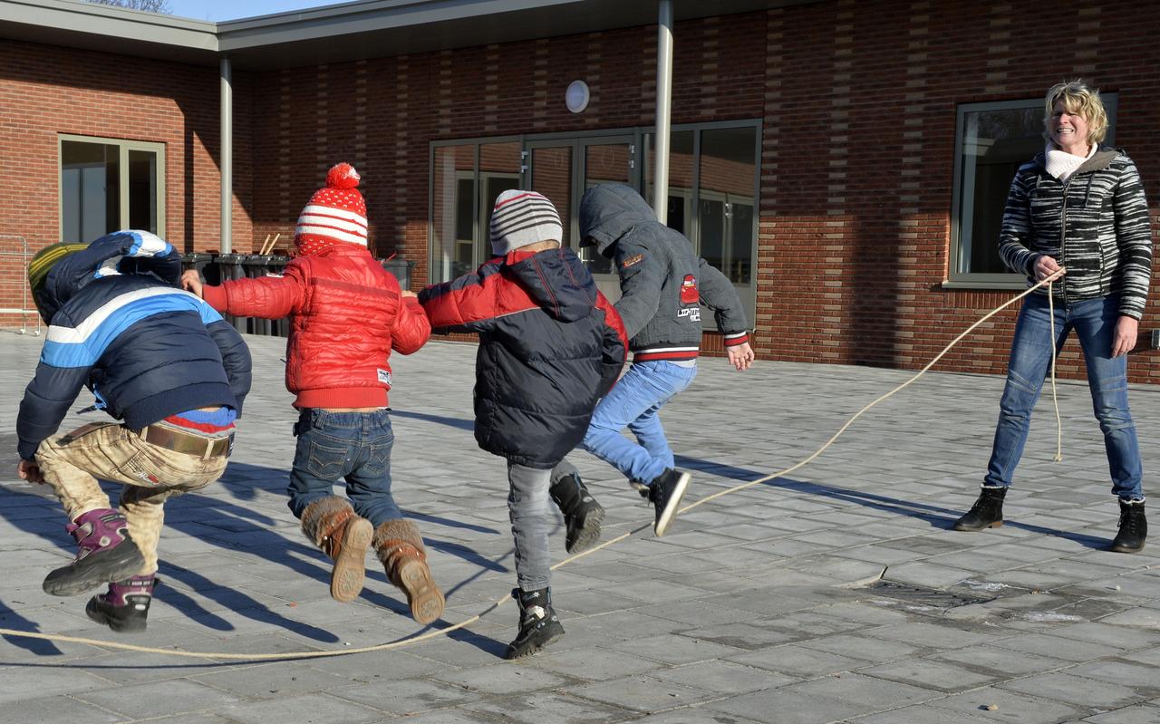 De nieuwe asielschool in Ter Apel wordt dinsdag weer geopend. De nieuwe asielschool in Ter Apel wordt dinsdag weer geopend.