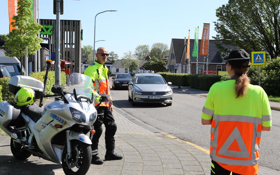 Fred Nuus, coördinator van de Verkeersgroep Oldambt, staat bij zijn collega Gwin Kleermans om het 'Duitse verkeer' in goede banen te leiden. 