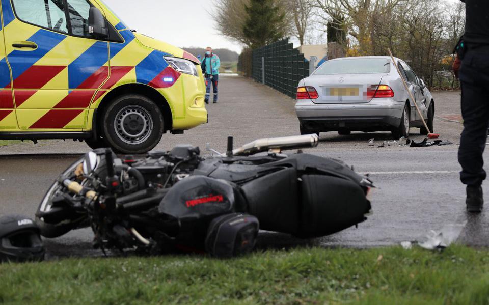 Motorrijder ernstig gewond geraakt door botsing met personenauto op N379 in Drouwenermond.
