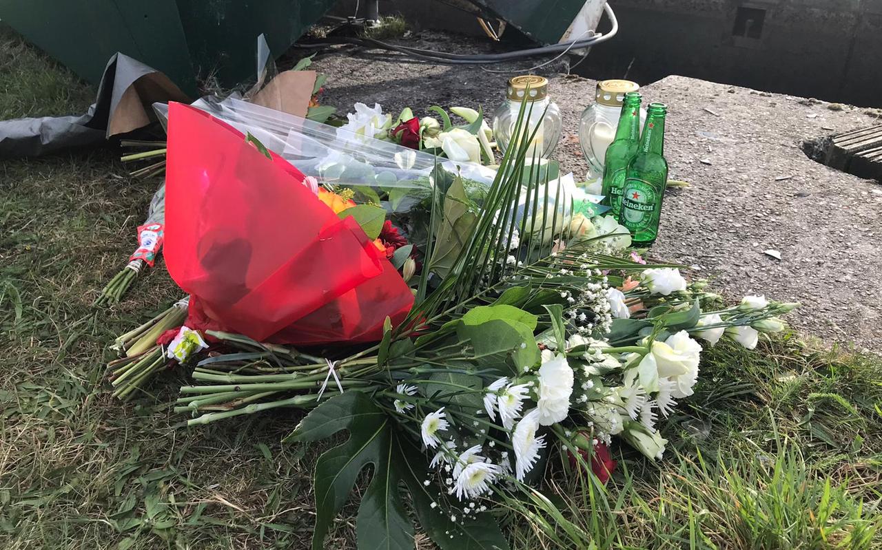 Bloemen, kaarsjes en twee lege bierflesjes voor de verongelukte en gemiste inwoners van Stadskanaal en Bellingwolde. Bloemen, kaarsjes en twee lege bierflesjes voor de verongelukte en gemiste inwoners van Stadskanaal en Bellingwolde.