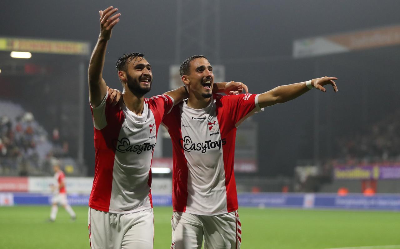Rui Mendes viert feest met Azzedine Toufiqui nadat hij FC Emmen tegen MVV Maastricht op 4-1 heeft gezet. Rui Mendes viert feest met Azzedine Toufiqui nadat hij FC Emmen tegen MVV Maastricht op 4-1 heeft gezet.
