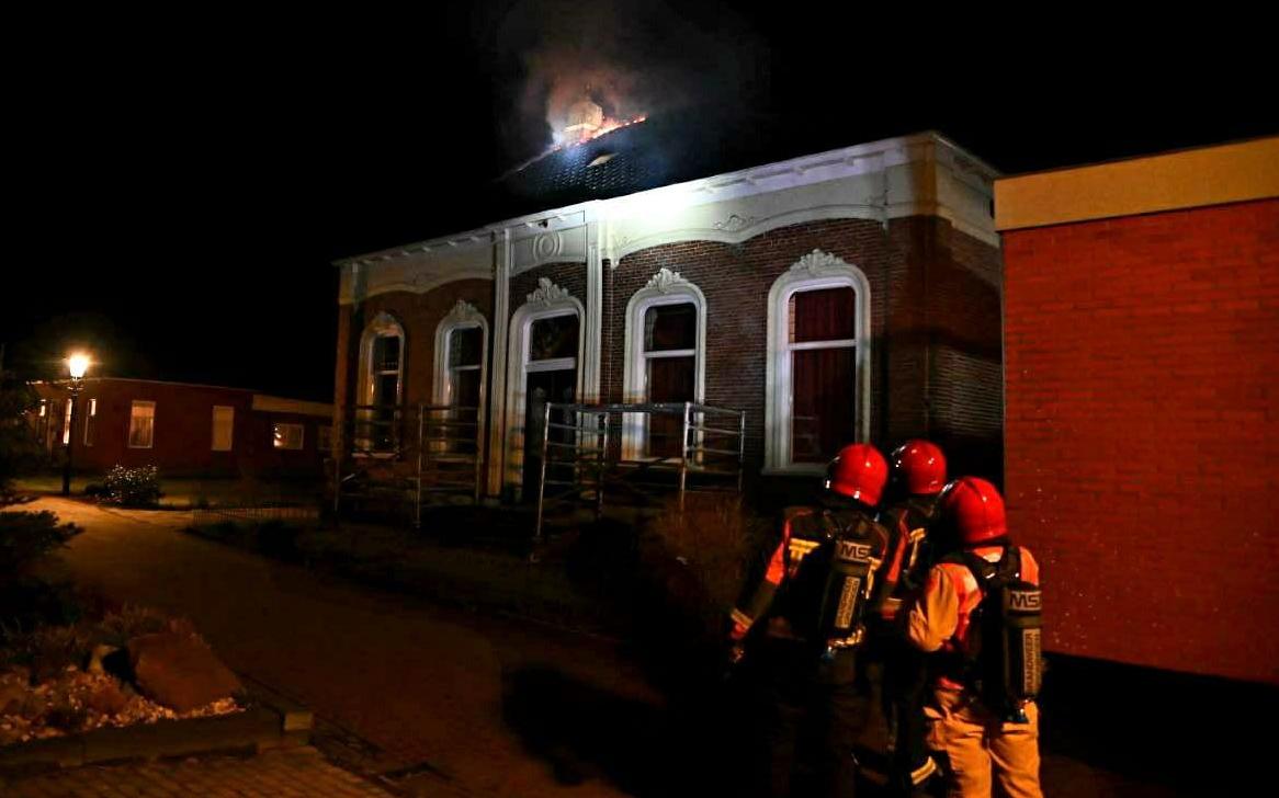 Uitslaande brand in woning in Oostwold (Oldambt) onder controle. Bewoners en hun hond stonden op tij