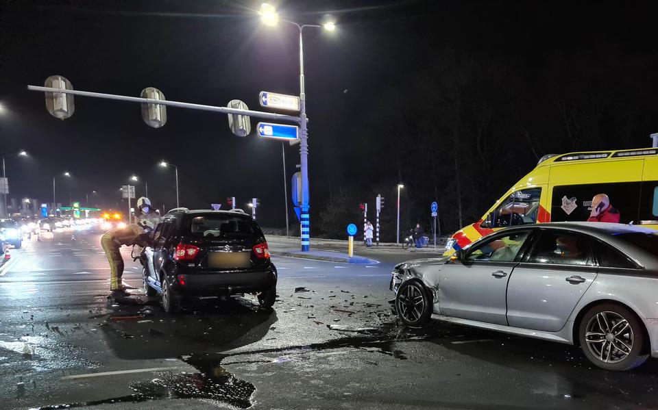 Automobiliste naar ziekenhuis na kop-staart ongeval in Leeuwarden.