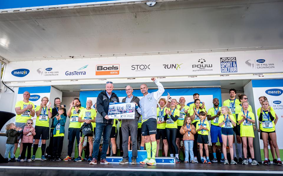 De Charity Runners zijn met ambassadeur Erben Wennemars (voor rechts) blij met de opbrengst.