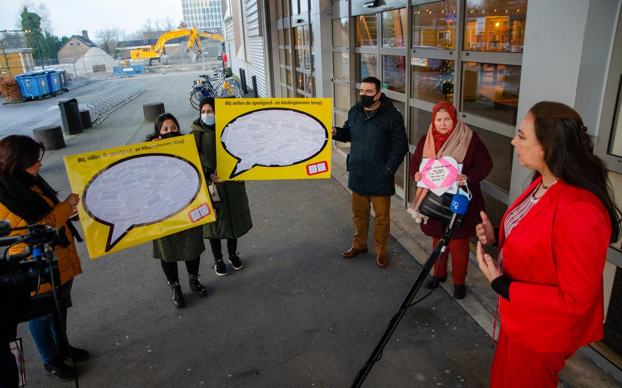 Wethouder Isabelle Diks neemt petitie in ontvangst tegen het schrappen van kerstbonnen voor minima. Wethouder Isabelle Diks neemt petitie in ontvangst tegen het schrappen van kerstbonnen voor minima.