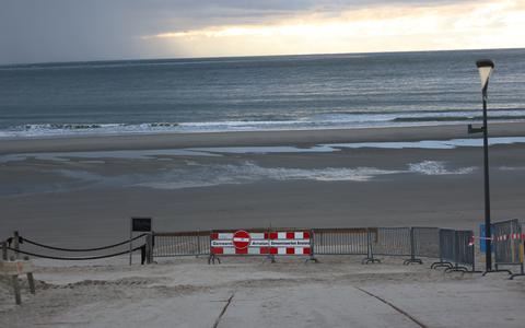 Ameland heeft uit voorzorg de strandopgang bij Hollum afgesloten vanwege het verwachte hoge water en de harde wind.
