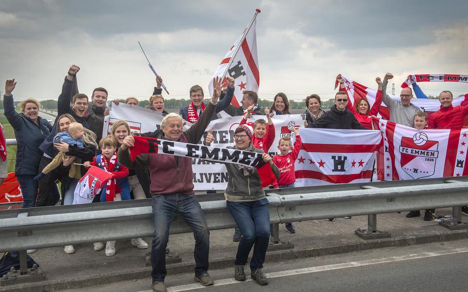 De viaducten stonden vorige week tjokvol supporters om FC Emmen te steunen 