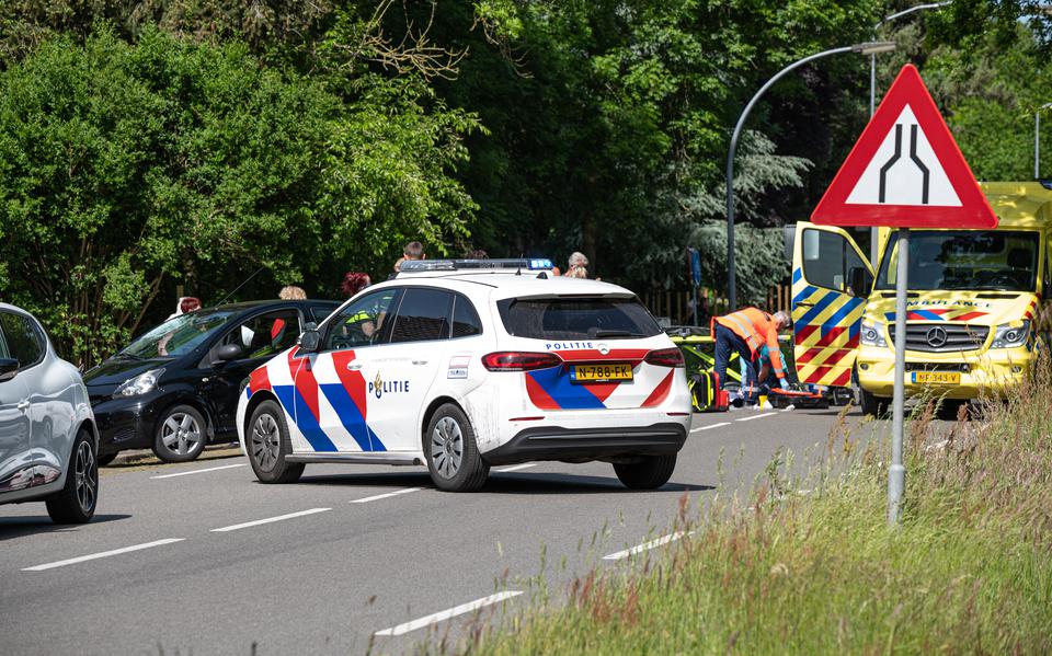 Een persoon is maandag aangereden door een automobilist aan het Weerdingerkanaal Noordzijde in Nieuw-Weerdinge. Ambulancepersoneel is druk bezig met het slachtoffer. 