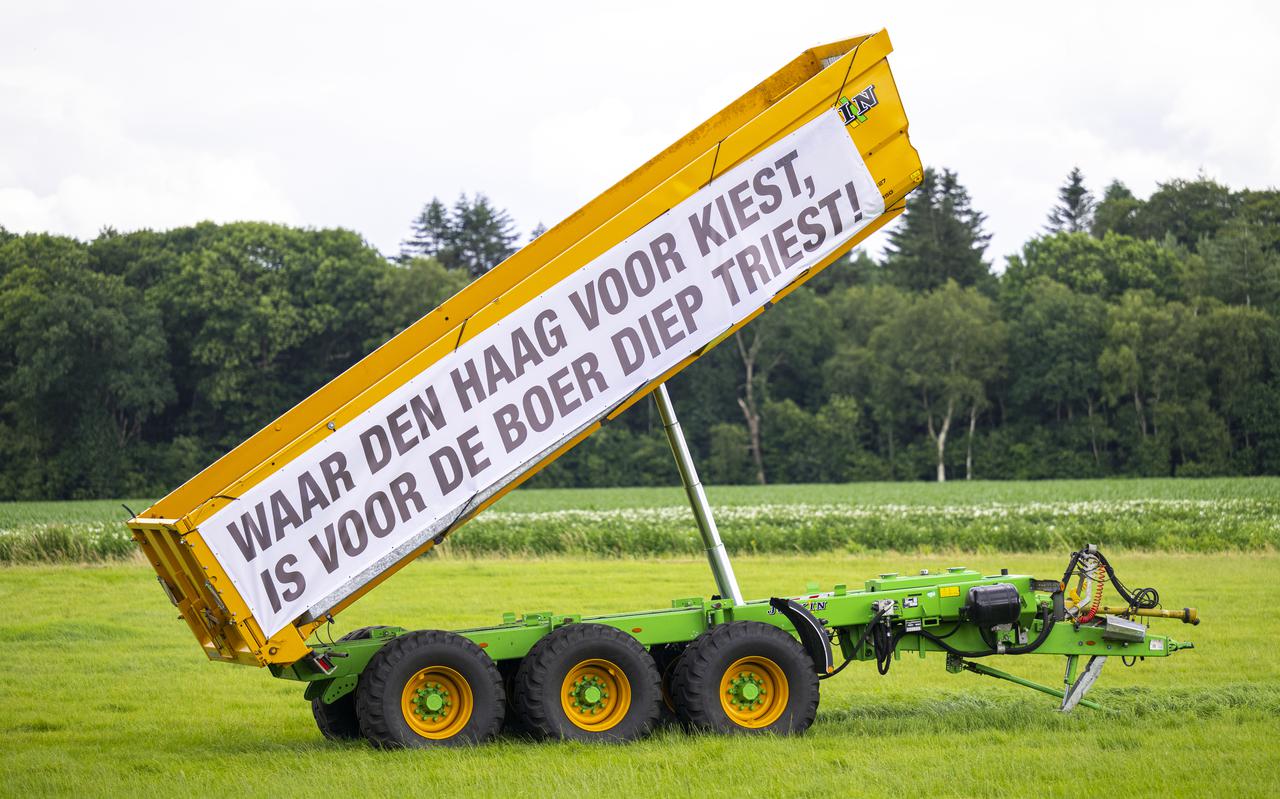 Verspreid over Drenthe zijn noodkreten en oproepen tot actie van boeren te lezen.