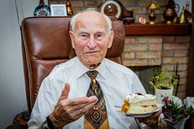 Johannes Velema uit Sellingen viert 100ste verjaardag: ‘We wonen op een gouden eiland’