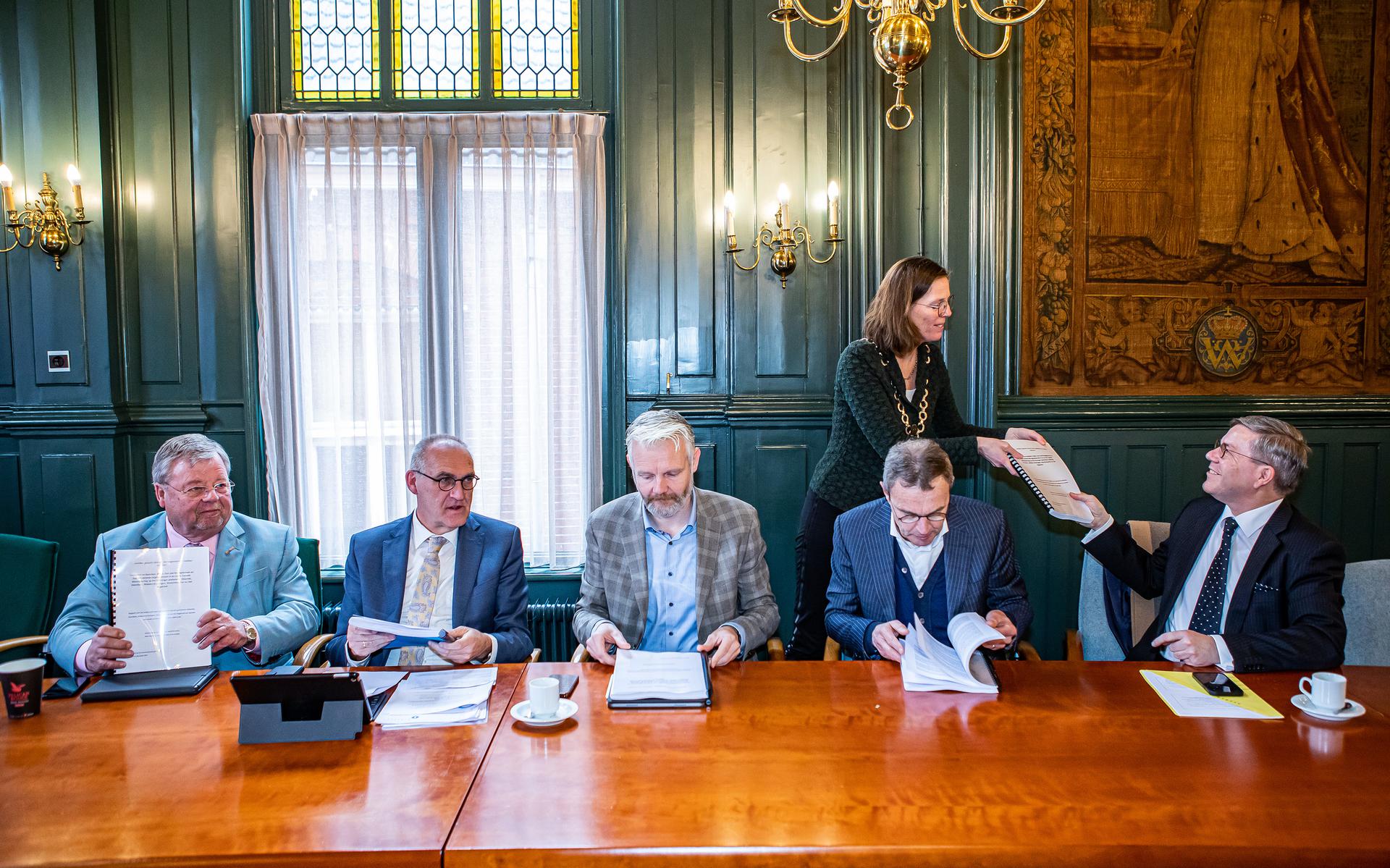 Burgemeester Cora-Yfke Sikkema van Oldambt deelt het onderzoeksrapport uit in het Winschoter gemeentehuis. Foto: Huisman Media