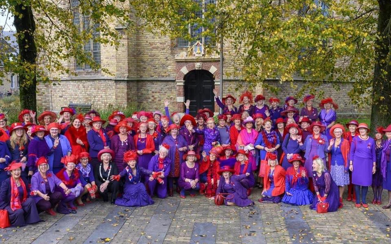 Red Hat Society-leden uit Noord-Nederland (op de foto tijdens een vorige bijeenkomst) komen zaterdag in Ter Apel bijeen.