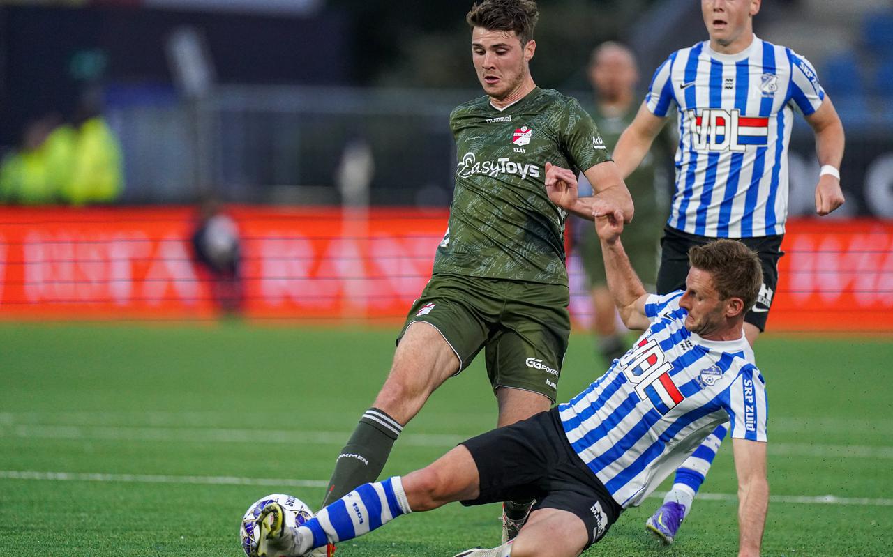 Jari Vlak in actie voor FC Emmen, tegen FC Eindhoven.