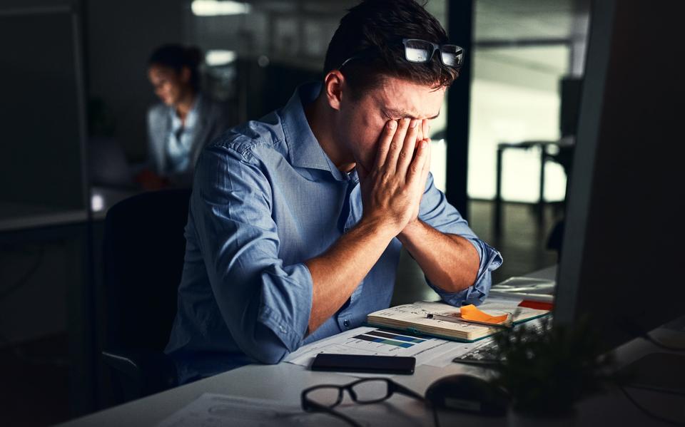 Een recordaantal mensen zit door stress langdurig thuis, aldus de Arbodienst.