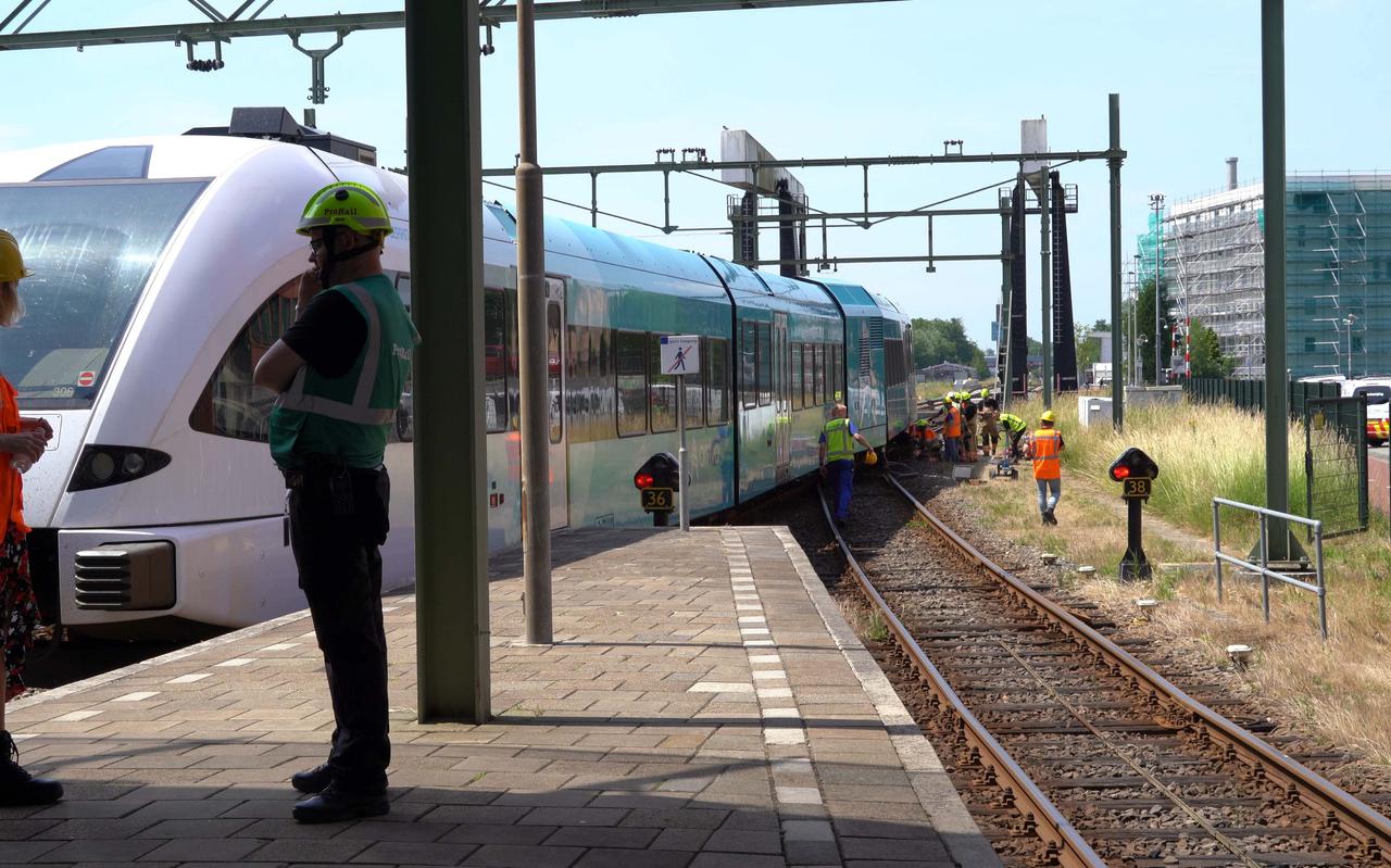 De Arriva-trein Gerrit Krol stond na de ontsporing, op 27 juni 2021 vlak na vertrek van het Hoofdstation in Groningen richting Roodeschool, nog met één deur aan het perron. 
