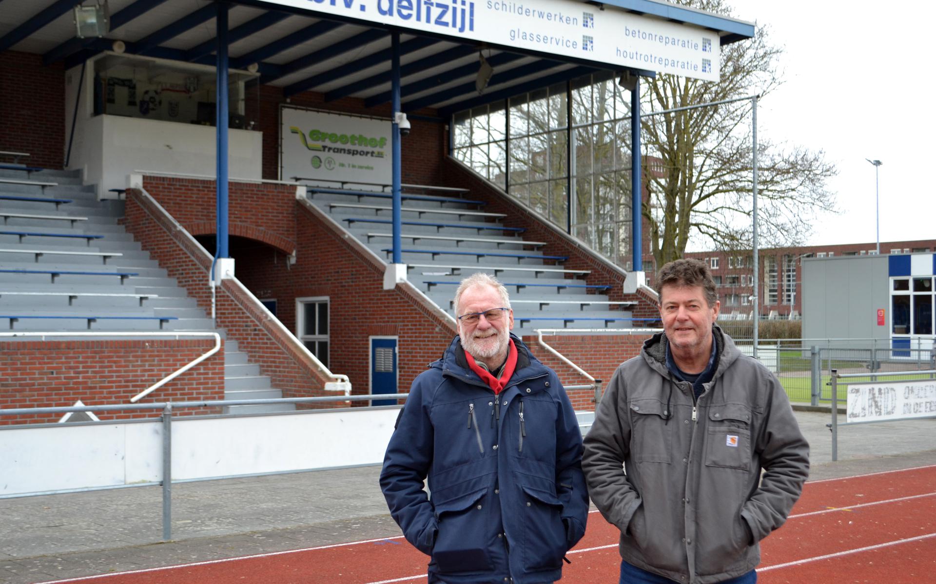 Tjakko Speelman (links) en Bram Noordhuis voor een nu nog lege tribune op het Sportpark Centrum in Delfzijl. Foto: Mark Giesolf