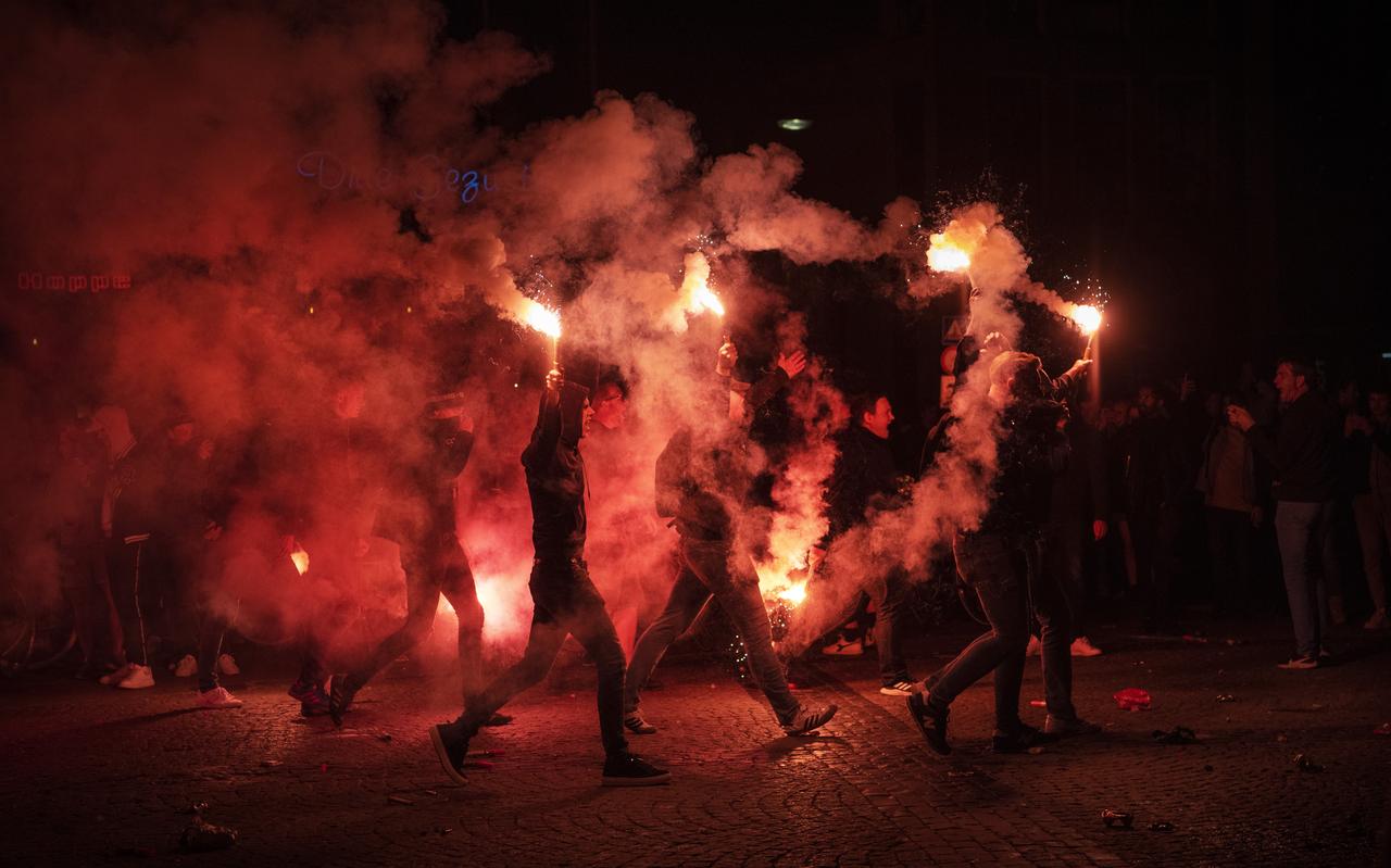 Supporters vieren de verjaardag van FC Groningen na middernacht op de Grote Markt. Supporters vieren de verjaardag van FC Groningen na middernacht op de Grote Markt.