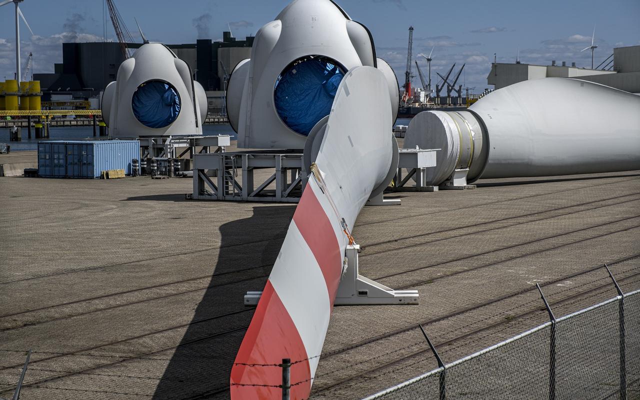 Onderdelen van een windturbine liggen op de kade in de Eemshaven voor inspectie en onderhoud. Onderdelen van een windturbine liggen op de kade in de Eemshaven voor inspectie en onderhoud.