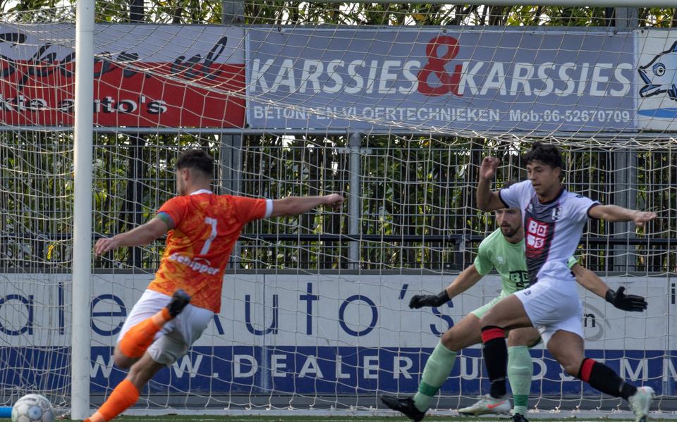 Lorenzo Hindriks schiet op goal.