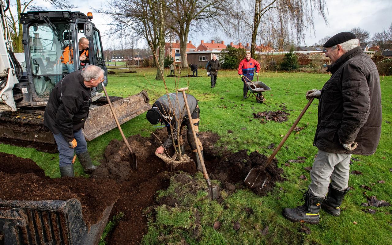 Onder stormachtige omstandigheden is woensdag de aanleg van het bomenpark begonnen Onder stormachtige omstandigheden is woensdag de aanleg van het bomenpark begonnen
