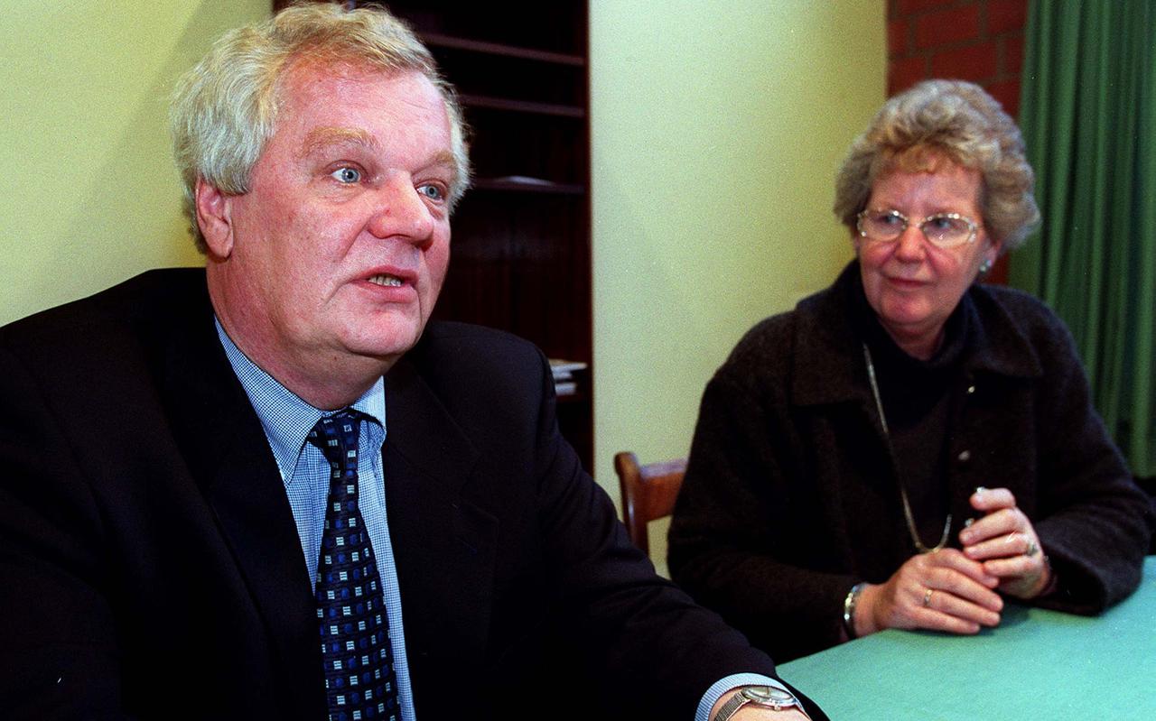 Henk en Riek van der Wal in 2000 bij het aangekondigde vertrek als 'directie-echtpaar' van theater De Klinker in Winschoten.