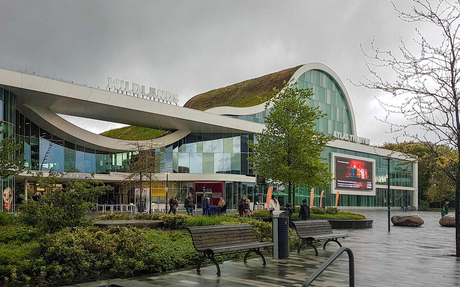 Het entreegebouw van Wildlands en het Atlas Theater in Emmen.