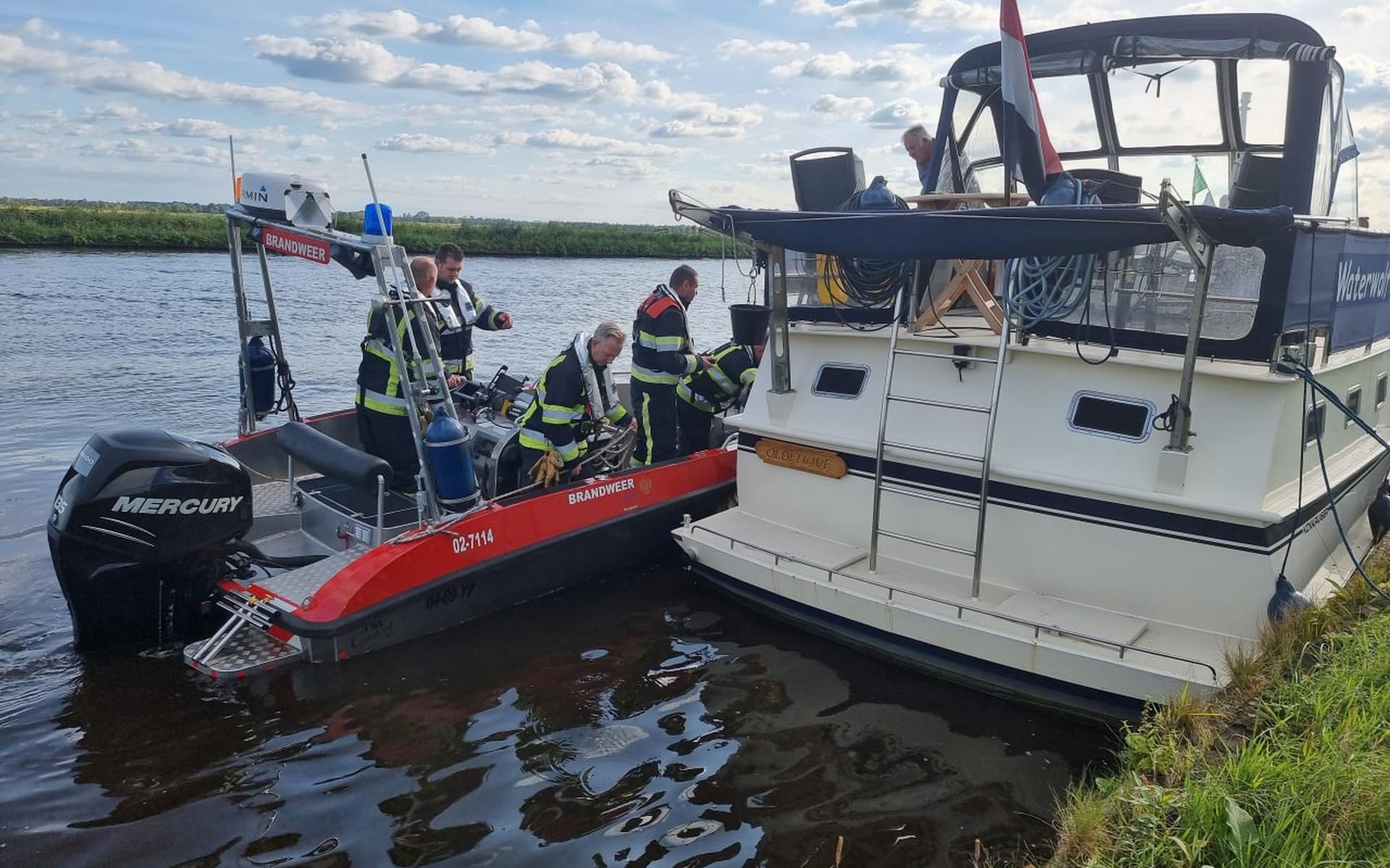 Plezierjacht in de problemen op Prinses Margrietkanaal bij Gerkesklooster. Boot onbestuurbaar na plo