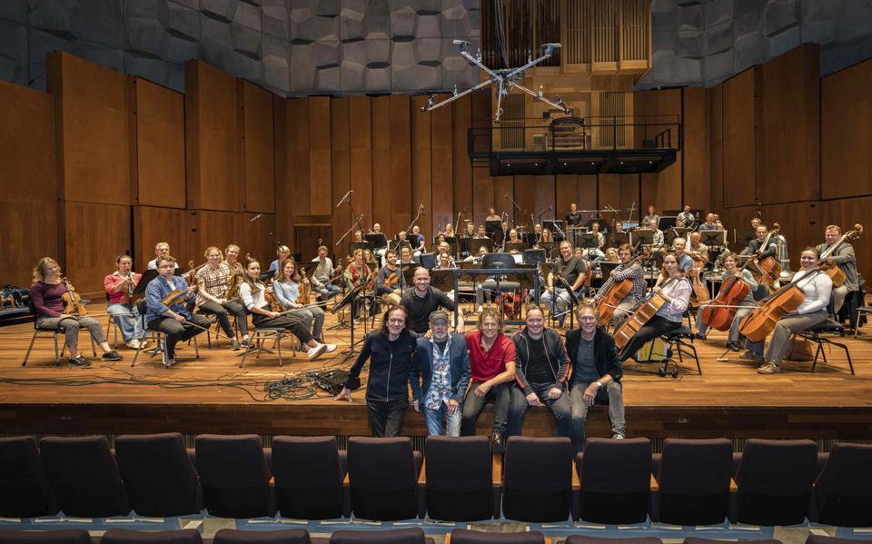 De Kast met het Noord Nederlands Orkest, op het podium van De Oosterpoort in Groningen.