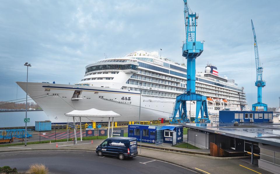 Cruiseschip Asuka III, gebouwd voor de Japanse markt ligt aan de kade bij de Meyer Werft