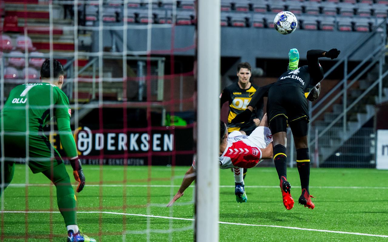 Reda Kharchouch scoort namens FC Emmen met een omhaal de 2-0 tegen NAC Breda.