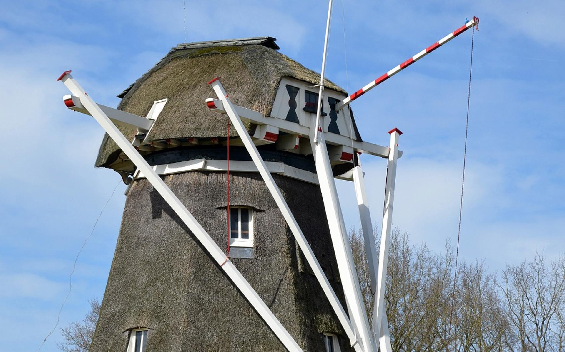 Het is een kaal gezicht: de iconische Jantina Hellingmolen zonder wieken, maar gelukkig is het euvel van tijdelijke aard. Eind deze maand zal de molen aan de dorpsrand van Aalden weer in volle glorie te bewonderen zijn.