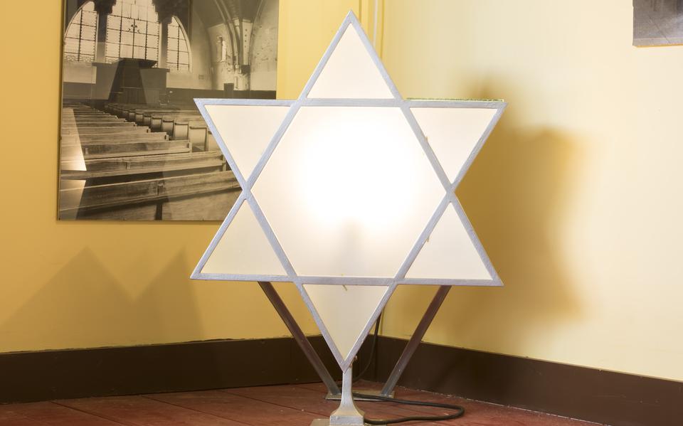 De omzwerving van het Eeuwige Licht in de vorm van een Davidster dat tot 1981 in de jeugdsynagoge in Groningen brandde.